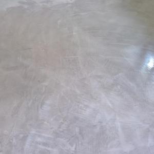 Heller Bodenbelag mit unregelmäßiger, strukturierter Oberfläche in neutralen Farbtönen